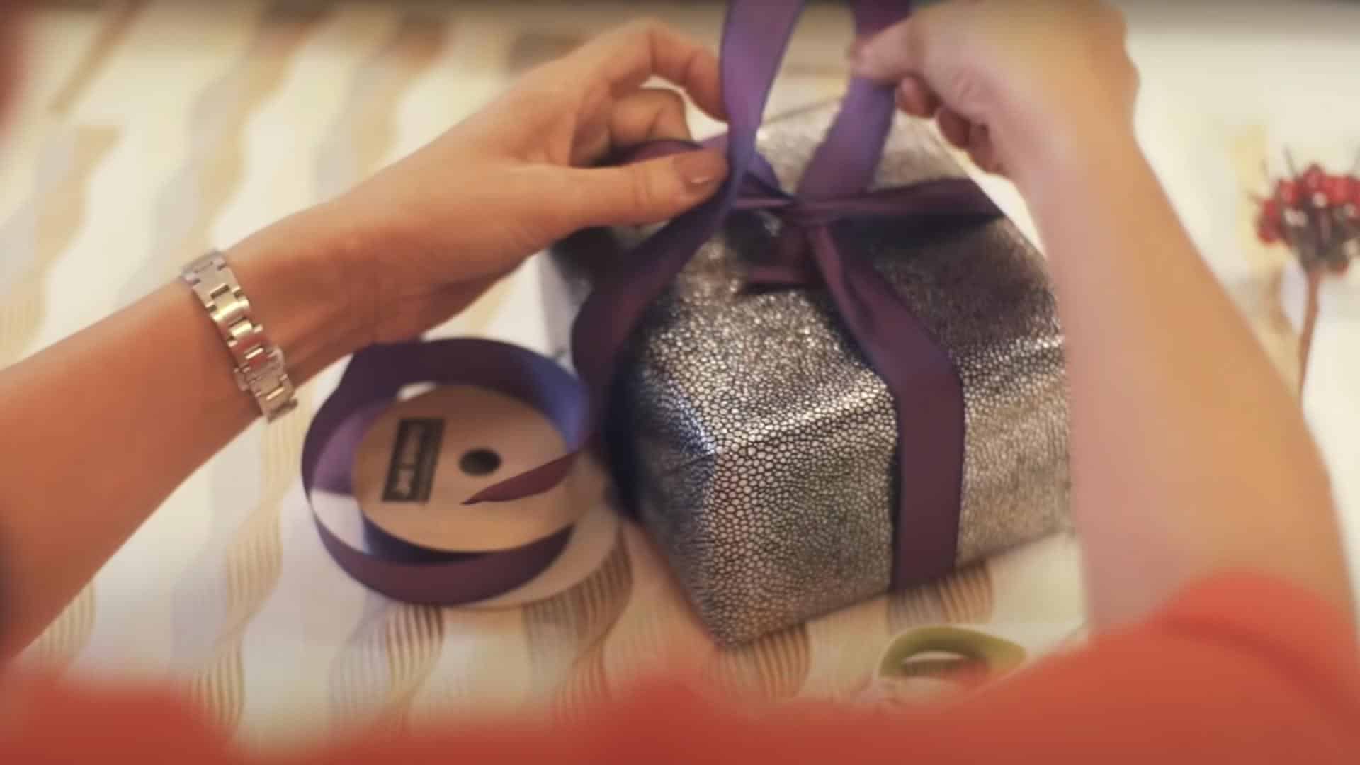 Step_3_Tuck_and_Tie_the_Ribbon